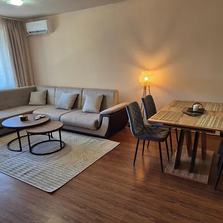 Melania In Complex Royal Towers Apartman