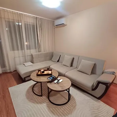 Melania In Complex Royal Towers